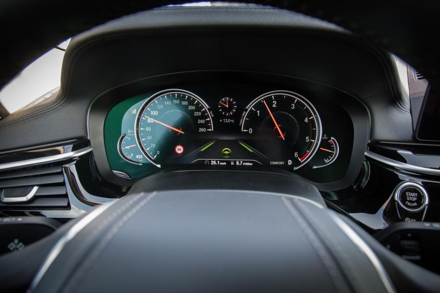 Панель приборов BMW 520d Sedan Luxury Line 2017 года  (WW) (фото 36 из 42)